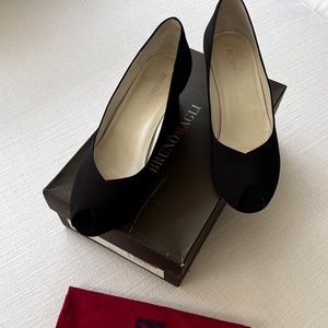 Bruno Magli "Nisako" Black Fabric Peep Toe Patent Wedge Heel Size 9.5B